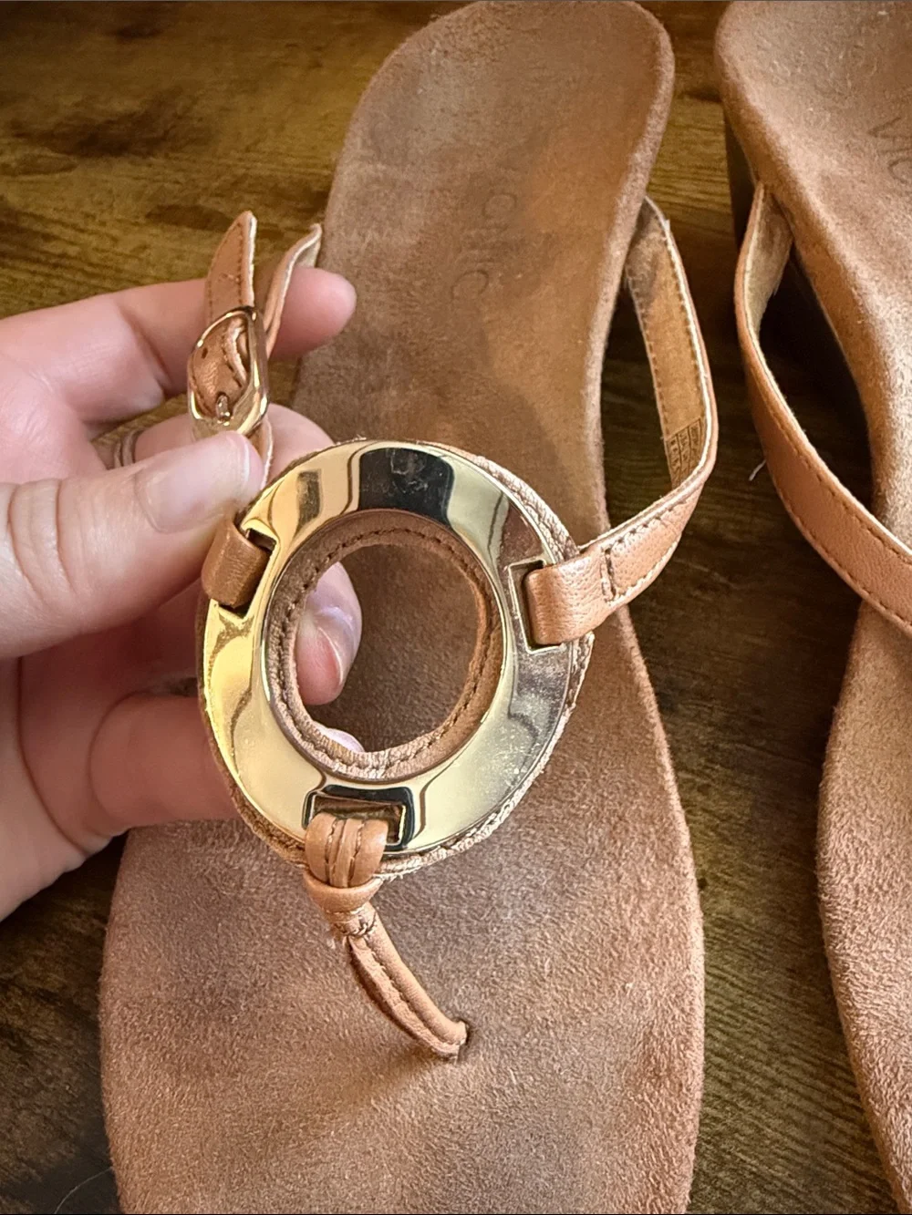 Vionic Brown Leather Ring-Detail Thong Sandals